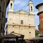 veduta del duomo di Ovada in un giorno di mercato