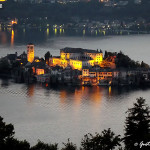 una veduta serale di Orta San Giulio